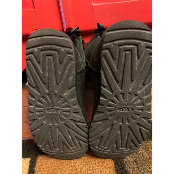 Ugg Black Suede Size 6 Mini Bailey 2 Bow Boot EUC Super Cute Wool Lining LOOK - Picture 7 of 7